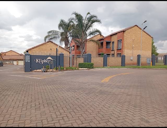 2 BEDROOM TOWNHOUSE FOR SALE IN EQUESTRIA